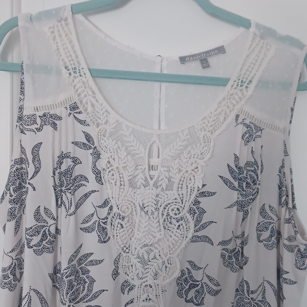 White Top with Black Floral Print and Crochet Lace - Picture 2 of 5